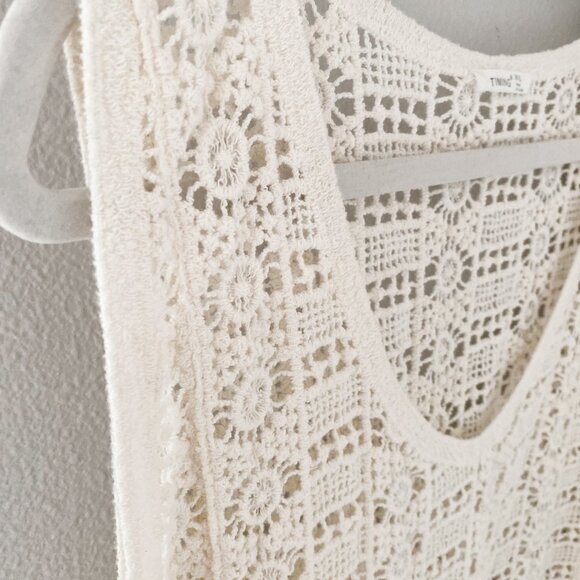 TIMING Crochet Top - Picture 2 of 7